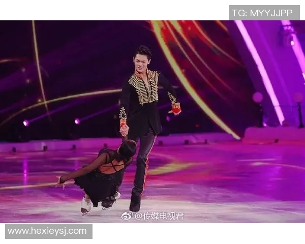 足球明星跨界综艺秀展现球场之外的精彩人生与幽默魅力