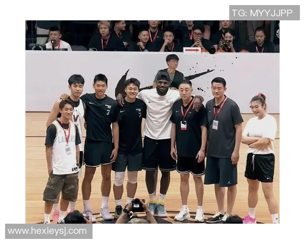 篮球明星现身青岛机场引发粉丝热潮现场气氛火爆令人难忘 篮球明星现身青岛机场引发粉丝热潮现场气氛火爆令人难忘